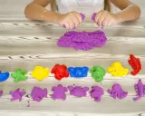 Bambina gioca con sabbia cinetica da che età? Formine marine colorate e viola, un divertimento sensoriale per tutti.