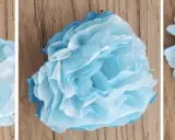 Pomponi soffici e leggeri, perfetti per decorare feste. Questi lavoretti con carta velina azzurra e bianca creano un effetto nuvola.