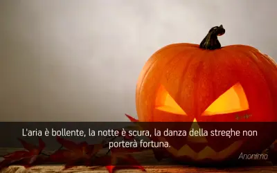 Zucca di Halloween illuminata, con foglie rosse e una citazione: "L'aria è bollente, la notte è scura, la danza della streghe non porterà fortuna." Perfetta per frasi di Halloween per bambini.