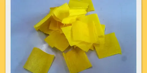 Pezzetti di carta crespa gialla pronti per un divertente **mimosa fai da te bambini**.