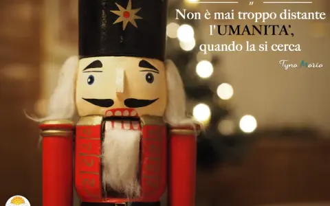 Primo piano di uno schiaccianoci con citazione: "Non è mai troppo distante l'umanità, quando la si cerca".