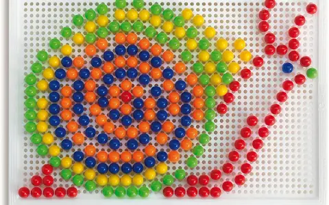 Schemi chiodini gioco: un mosaico colorato di palline verdi, gialle, arancioni e blu su una base bianca, che forma un disegno astratto.