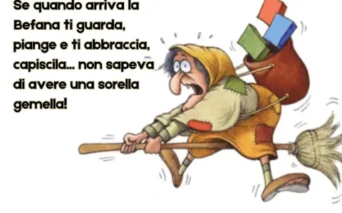 Auguri Befana divertenti! La strega vola sorpresa, pensando di aver trovato una sorella gemella.