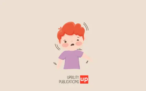 Bambino con capelli rossi e maglietta viola, con espressione confusa e mani leggermente tremanti, che illustra le emozioni autismo.