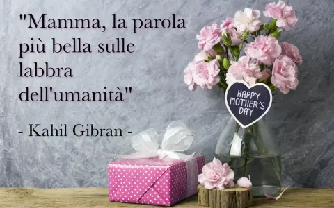 Un regalo rosa a pois e fiori rosa per la festa della mamma, con la frase "Mamma, la parola più bella sulle labbra dell'umanità".