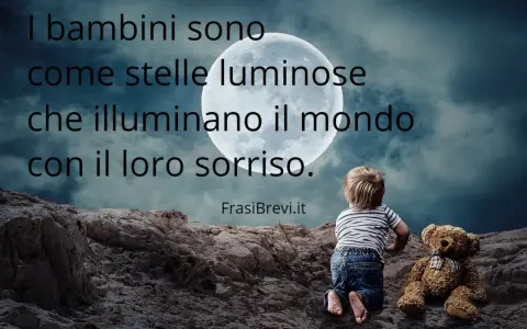 Bambino con orsacchiotto guarda la luna. Frasi sulla purezza dei bambini: "I bambini sono come stelle luminose che illuminano il mondo con il loro sorriso.