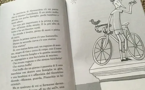 Un libro con testo e un disegno di un ragazzo su una bicicletta, perfetto per racconti divertenti brevi.