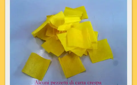 Pezzetti di carta crespa gialla pronti per un divertente **mimosa fai da te bambini**.