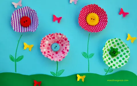 Lavoretti primavera: fiori colorati con bottoni e farfalle di carta su sfondo azzurro.