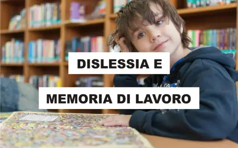 Ragazzo sorridente in biblioteca, con testo "Dislessia e memoria di lavoro".