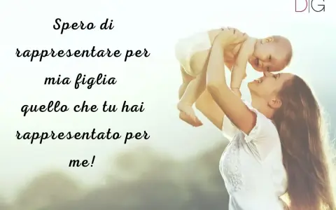 Una madre solleva il suo bambino, un'immagine che ispira commoventi festa della mamma frasi. Un amore che si tramanda.