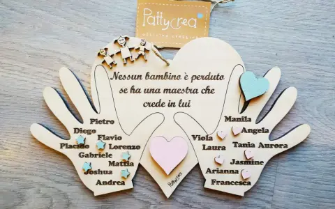 Regalo per maestre: mani di legno con nomi di bambini e la frase "Nessun bambino è perduto se ha una maestra che crede in lui".