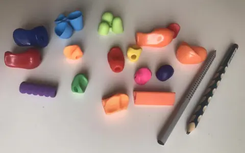 Variopinti ausili per scrivere e giochi per migliorare l'impugnatura, pensati per rendere la presa più comoda e divertente.