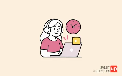 Ragazza con cuffie davanti al PC, orologio e dado. Ideale per trovare giochi per bambini iperattivi che stimolino la concentrazione.