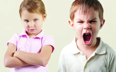 Un breve racconto sulla rabbia: una bambina con le braccia conserte e uno sguardo imbronciato, un bambino che urla a bocca aperta.