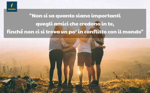 Quattro amici abbracciati al tramonto, un'immagine che evoca le migliori frasi amicizia. La vera forza si rivela nei momenti difficili.
