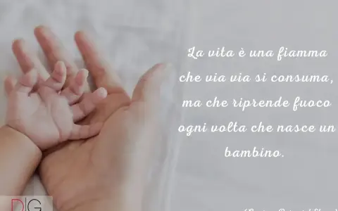 Mano adulta che tiene delicatamente la mano di un neonato, con una citazione ispiratrice che ricorda le frasi nascita famose.