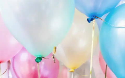 Palloncini colorati, pronti per giochi e feste.