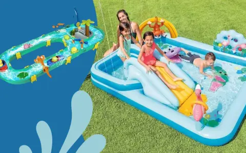 Bambini felici si divertono con giochi d'acqua in una piscina gonfiabile e un circuito acquatico con paperelle e barchette.