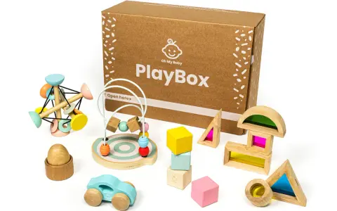 Scatola PlayBox con giochi di precisione in legno: macchinina, abaco, blocchi colorati e forme trasparenti per stimolare la creatività.