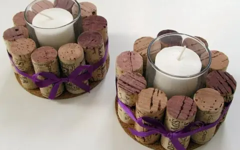 Idee creative: cosa fare con i tappi di sughero per creare portacandele decorativi con nastri viola.