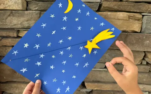 Un cielo blu con stelle e luna, una stella cometa gialla. Un lavoretto per bambini, stella di natale.