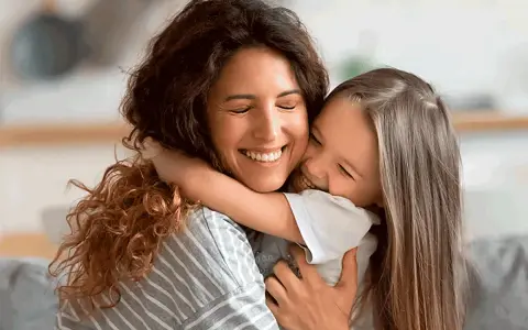 Un abbraccio pieno d'amore tra madre e figlia. Le loro risate riempiono l'aria, un momento prezioso per a mia figlia frasi brevi.