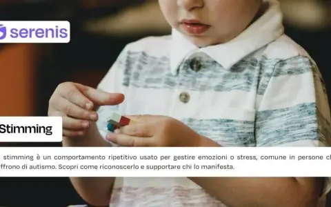 Bambino con blocchi colorati, un esempio di stimming. Il testo spiega che lo stimming è un comportamento ripetitivo comune nell'autismo.