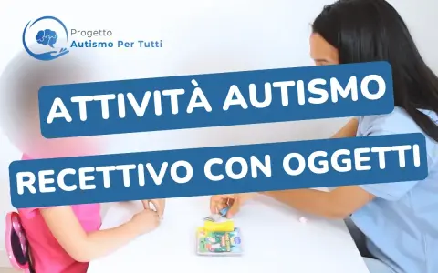 Bambina e terapista svolgono attività per stimolare il linguaggio autismo, usando oggetti su un tavolo.