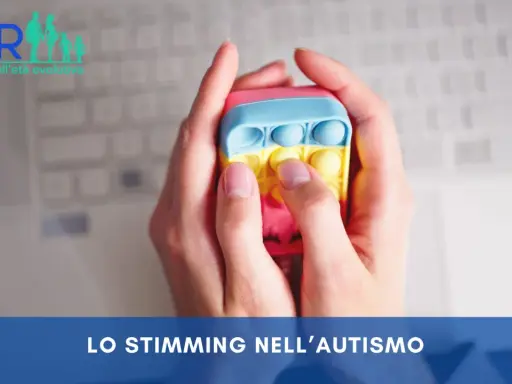 Mani che premono un giocattolo pop-it colorato, un esempio di stimming cos'è, utile per l'autismo.