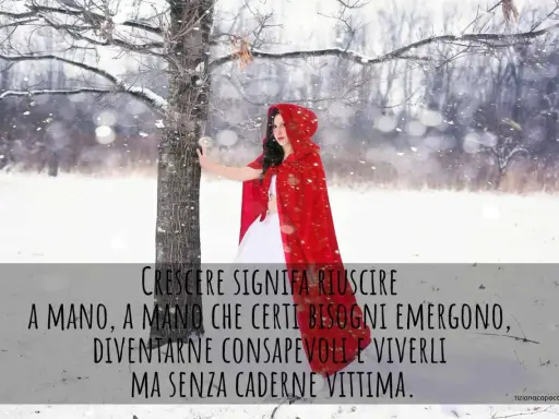 Cappuccetto Rosso in un bosco innevato, con un messaggio sulla crescita e la consapevolezza dei propri bisogni.