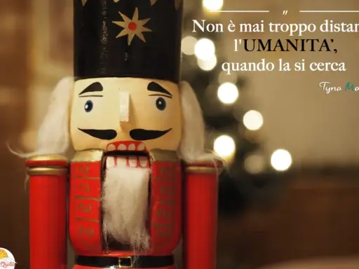Primo piano di uno schiaccianoci con citazione: "Non è mai troppo distante l'umanità, quando la si cerca".