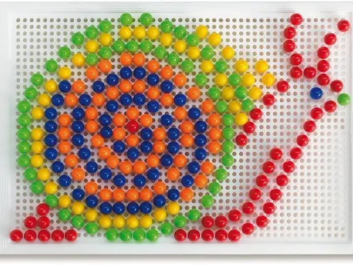 Schemi chiodini gioco: un mosaico colorato di palline verdi, gialle, arancioni e blu su una base bianca, che forma un disegno astratto.