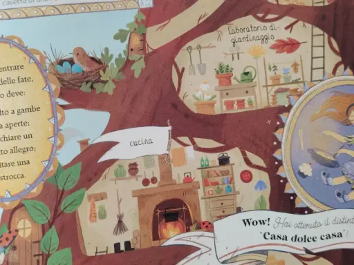Illustrazione di una casa sull'albero con cucina, laboratorio di giardinaggio e una fata che cucina. Un gatto magico osserva da un ramo.