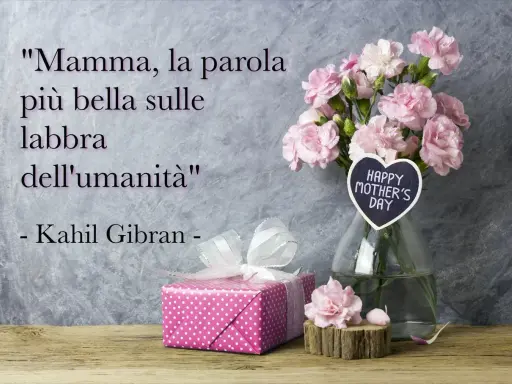 Un regalo rosa a pois e fiori rosa per la festa della mamma, con la frase "Mamma, la parola più bella sulle labbra dell'umanità".