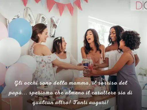 Amiche festeggiano un baby shower con palloncini e torta. Frasi per baby shower divertenti: "Occhi della mamma, sorriso del papà... speriamo il carattere sia di qualcun altro! Tanti auguri!
