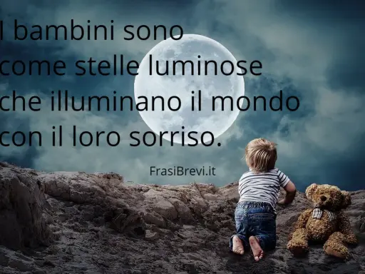 Bambino con orsacchiotto guarda la luna. Frasi sulla purezza dei bambini: "I bambini sono come stelle luminose che illuminano il mondo con il loro sorriso.
