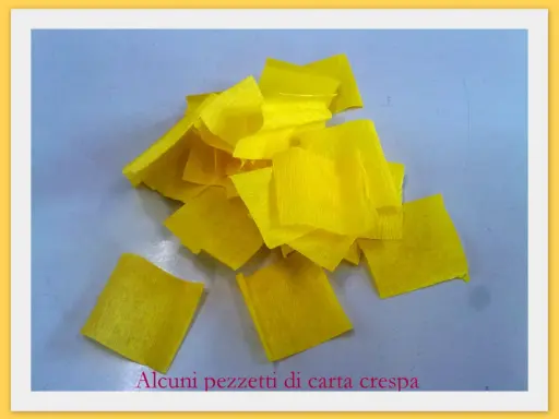 Pezzetti di carta crespa gialla pronti per un divertente **mimosa fai da te bambini**.