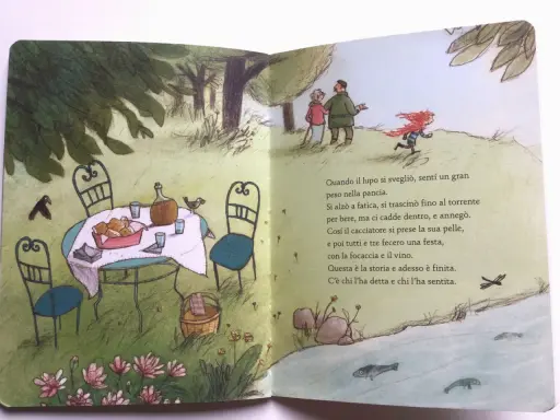 Illustrazione di fiabe famose: un tavolo apparecchiato in giardino, un fiume con pesci e personaggi che corrono.