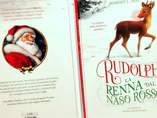 Rudolph, la renna dal naso rosso, illumina la strada per Babbo Natale. Un classico natalizio.