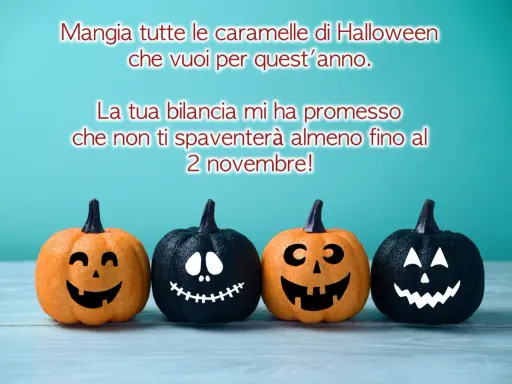 Quattro zucche di Halloween sorridenti, con divertenti frasi che invitano a godersi le caramelle senza pensieri.