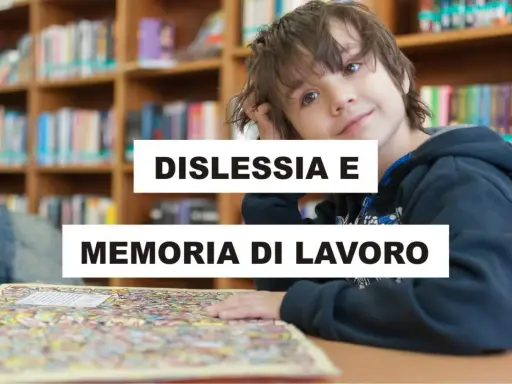 Ragazzo sorridente in biblioteca, con testo "Dislessia e memoria di lavoro".