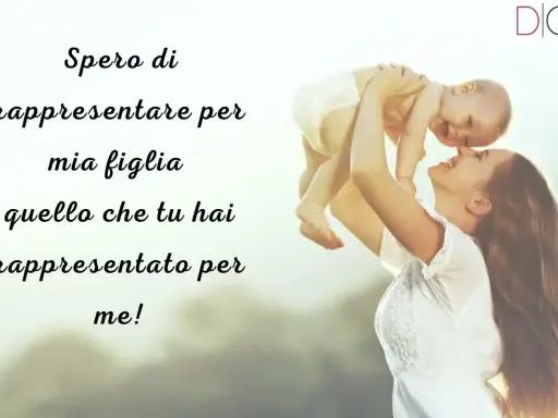 Una madre solleva il suo bambino, un'immagine che ispira commoventi festa della mamma frasi. Un amore che si tramanda.
