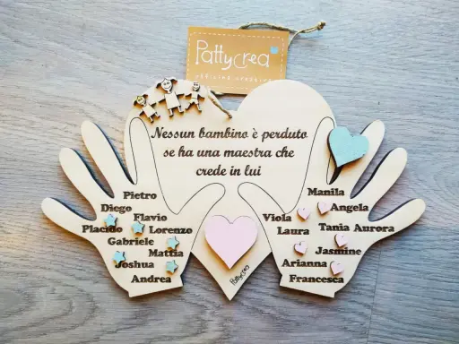 Regalo per maestre: mani di legno con nomi di bambini e la frase "Nessun bambino è perduto se ha una maestra che crede in lui".
