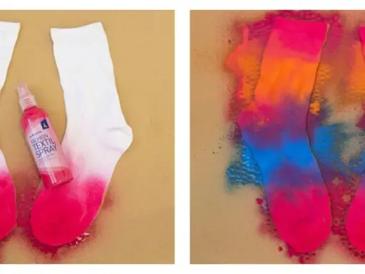 Calzini bianchi trasformati con spray colorati: un'esplosione di rosa, arancione e blu. Un modo creativo per dipingere su stoffa con tempere spray.