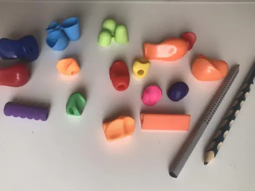 Variopinti ausili per scrivere e giochi per migliorare l'impugnatura, pensati per rendere la presa più comoda e divertente.