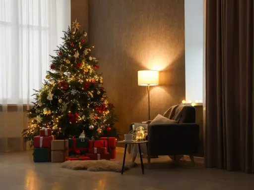Un albero di Natale addobbato con luci e palline, circondato da regali. Un'atmosfera calda e accogliente, perfetta per capire come si fa l'albero di natale.