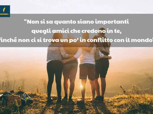 Quattro amici abbracciati al tramonto, un'immagine che evoca le migliori frasi amicizia. La vera forza si rivela nei momenti difficili.
