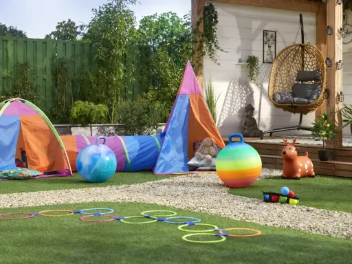 Tenda colorata, tunnel, palloni giganti e cerchi per un pomeriggio di giochi da fare in giardino.