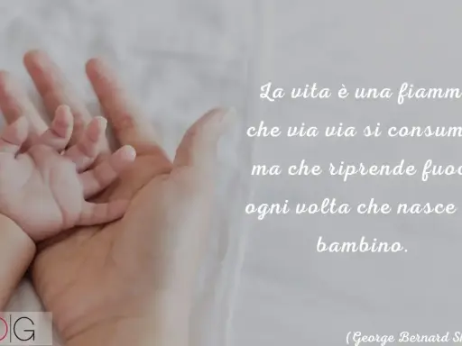 Mano adulta che tiene delicatamente la mano di un neonato, con una citazione ispiratrice che ricorda le frasi nascita famose.